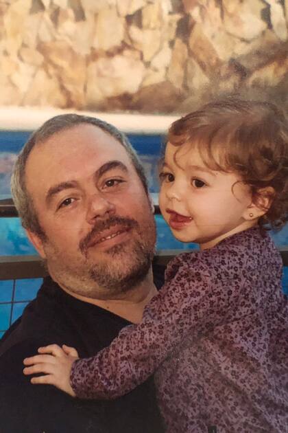 “Tuvimos un momento muy emotivo con un video con el álbum de fotos de Allegra cuando era chiquita, mientras sonaba ‘Let it Be’. Había fotos de su papá, y también de Jorge. Lloramos todos”, cuenta Elba. En esta imagen se la ve a Allegra de chiquita con su papá, Alejandro Mazzeo.