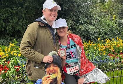 Tuvo que aprender a caminar, sonreír y masticar de nuevo (Foto: Gentileza The brain tumour charity)