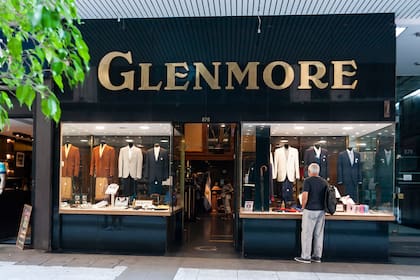 Tuvo tiendas en Mar del Plata, Mendoza y también en el barrio de Belgrano (sobre la calle Sucre). En 1987 apostaron al mercado internacional e inauguraron en Madrid, España.