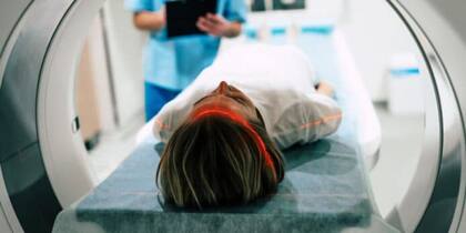 Tuvo un tumor cerebral durante ocho años y ahora revela las señales que no debería haber dejado pasar