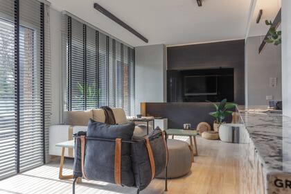 TV sobre una placa de Rauvisio brillante (Rehau), que a su vez se colocó sobre el revestimiento Fusion Vinilum ‘Grafito Oak’ (Patagonia Flooring),