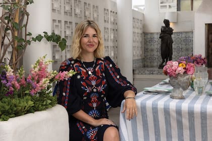 Tweety, en uno de los rincones de la terraza. “En cada viaje que hice a Grecia, fui sacando fotos y más fotos. Me sirvieron de inspiración para armar este espacio”, cuenta.