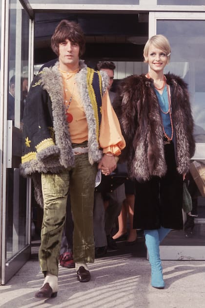 Twiggy junto a Justin de Villeneuve, en 1967. Se pusieron de novios cuando ella tenía 15 y él, 25