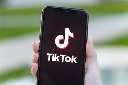 Twitter evalúa adquirir TikTok, la aplicación de videos cortos musicales que Microsoft también desea adquirir tras la orden ejecutiva anunciada por el presidente Donald Trump que prohíbe el funcionamiento de la app china en Estados Unidos