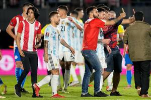 La cara de fastidio de Messi luego de la invasión de cancha en Paraguay