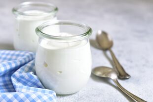 Una forma de mejorar la microbiota naturalmente es mediante la ingesta de alimentos que contengan probióticos naturales como el yogur natural y sin endulzar