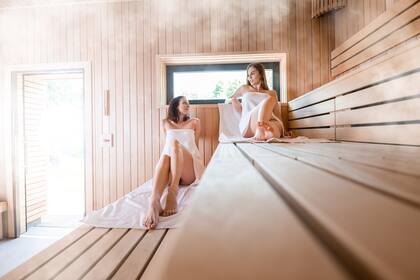 La persona promedio pierde alrededor de 1 litro de líquido mediante la transpiración tras someterse un período de tiempo en el sauna