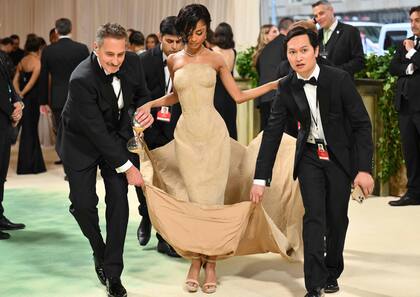 Tyla fue otra de las figuras de la noche que hizo de la incomodidad un culto. La cantante y compositora sudafricana lució un vestido con el que se le hizo imposible moverse de forma natural. Incluso, tuvo que ser levantada mientras se mantenía tiesa -como si fuera un maniquí- para poder atravesar las escaleras e ingresar a la gala. En cuanto al vestido, la artista llevó un Balmain que fue esculpido a partir de su figura y que emulaba un reloj de arena