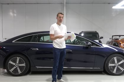 Tyler compró un Mercedes eléctrico por un tercio de su precio de lista (Youtube Hoovies Garage)