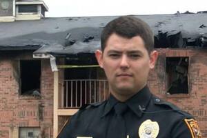 Tyler Dison es el nombre del joven oficial de policía que arriesgó su vida para salvar la de un niño de 3 años de un edificio en llamas