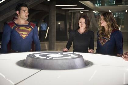 Tyler Hoechlin, Chyler Leigh y Melissa Benoist en Supergirl