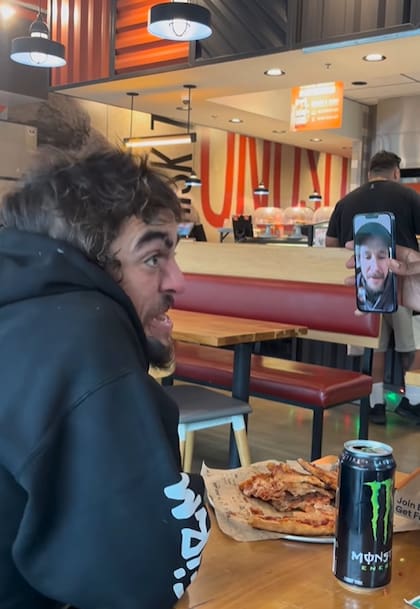 Tylor Chase tiene una videollamada con el protagonista del Manual de Ned (Instagram @daniel_curtis_lee)