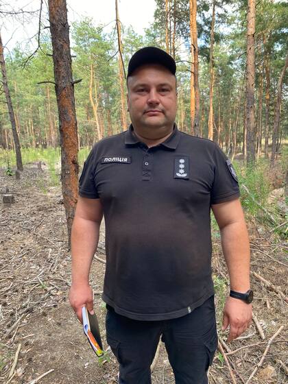 Tymur Tertyshny, jefe del departamento de investigación de Policía del distrito de Izium, asegura que a diario encuentran restos humanos