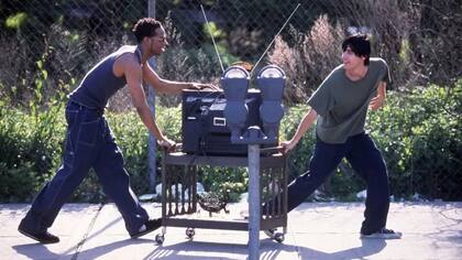 Tyrone (Marlon Wayans) y Harry (Jared Leto) inicialmente ven el tráfico de drogas como una forma de ganar dinero rápido antes de seguir adelante con sus vidas