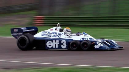 Despedida con podio: el Gran Premio de Japón 1977, en el trazado de Fuji, la última presentación del Tyrrell P34; en dos temporadas, con ese revolucionario modelo, la escudería logró una victoria, en el GP de Suecia 1976, y otros 13 podios