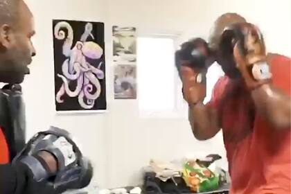 Tyson en videos, tratando de mostrar un estado que no es el real: se agita tras una serie de golpes