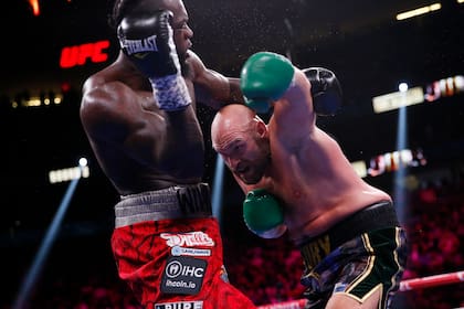 Tyson Fury, de Inglaterra, y Deontay Wilder, de Estados Unidos, en el Campeonato Mundial de los pesados del CMB en Las Vegas.