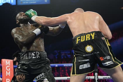 Tyson Fury dominó los primeros momentos de su segundo enfrentamiento con Deontay Wilder.
