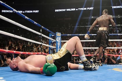 Tyson Fury también fue al piso dos veces ante Wilder, pero se levantó