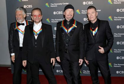 U2 recibió su homenaje en los premios Kennedy Center Honors, que fueron entregados a los integrantes de la banda: Adam Clayton, Bono, The Edge y Larry Mullen