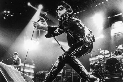 U2/Gira Zoo TV/1992-93: Para el tour de Achtung Baby, los U2 estaban listos para relajarse y armar una fiesta bailable pero subversiva, repleta de imágenes multimedia con las que se distanciaban de la pureza de sus sets en vivo de los 80. “La gira fue concebida al mismo tiempo que el disco”, recordó