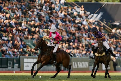 UAE Polo vs. Sol De Agosto, con Juan Martín Nero protegiendo la bocha ante la carga de Facundo Sola. La gente respondió a la convocatoria