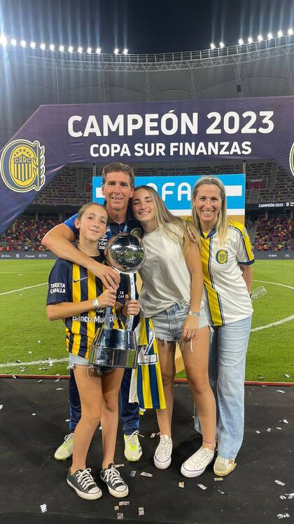 Úbeda, campeón local (Copa de la Liga Profesional) en 2023 como ayudante de Miguel Russo en Rosario Central; ahora va por su primer trofeo ganado como director técnico principal.