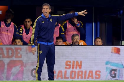 Ubeda da indicaciones durante el partido de Boca ante Instituto