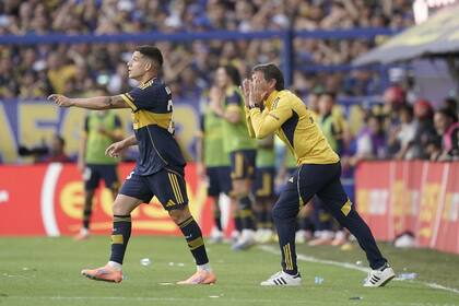 Úbeda da indicacions en medio del superclásico; cerca suyo, Blanco