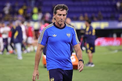 Ubeda luce una remera de Boca con un diseño de escudo retro, en sintonía con el logo original de la marca que viste al equipo