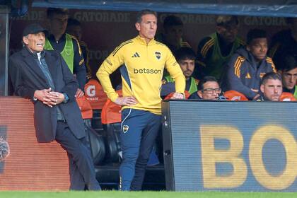 Úbeda sigue de cerca cada instancia de los partidos de Boca, siempre ante la atenta mirada de Russo