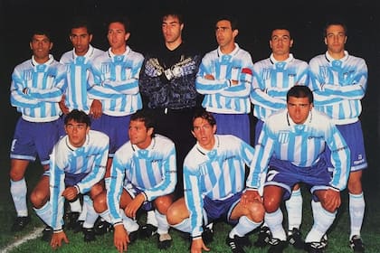 Úbeda y Costas –capitán–, a un lado y el otro del arquero Ignacio González, en el muy buen Racing de 1995.