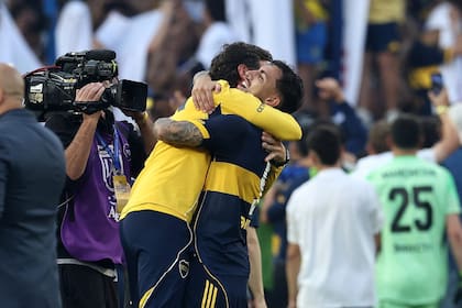 Ubeda y Leandro Paredes, en un abrazo festivo; el DT heredero de Miguel Russo tiene aprobación general del plantel.