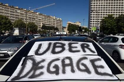 "Uber fuera", o "Uber andate", reclama el cartel en un taxi en Marsella, durante las protestas de los últimos días