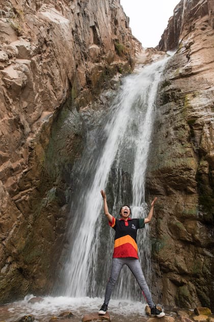 Ubicada a 2.890 metros de altura en la Quebrada del Alfarcito, la cascada es administrada por una comunidad local.