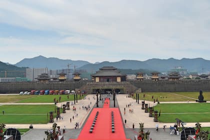 Ubicada a más de 200 kilómetros de Shanghái, entre cerros verdes y plantaciones de maíz, Hengdian tiene pistas de helicópteros y 13 réplicas a escala real de palacios.