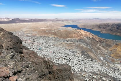 Ubicada a más de 5100 metros de altura, esta ciudad minera se apoya sobre la ladera del cerro La Bella Durmiente, en un entorno dominado por glaciares y lagunas