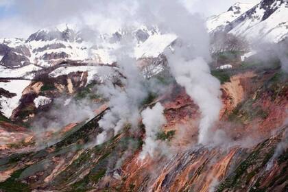 Ubicada a unas ocho horas en avión de Moscú, hacia el este, este lugar en el planeta es famoso por sus volcanes: tiene unos 160, de los cuales 29 de ellos se encuentran activos
