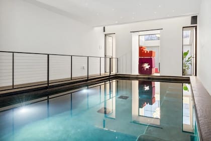 Ubicada al nivel del jardín, la casa incluye una pileta cubierta en el primer piso que mide aproximadamente 40m².