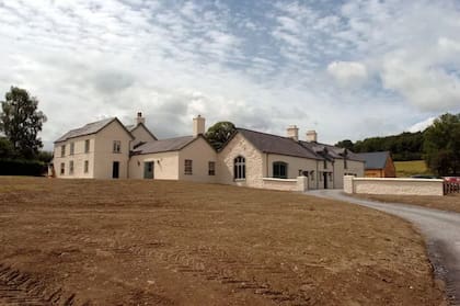 Ubicada en Carmarthenshire, la finca de 77 hectáreas está rodeada de árboles centenarios, senderos rurales y se encuentra cerca del parque nacional Brecon Beacons