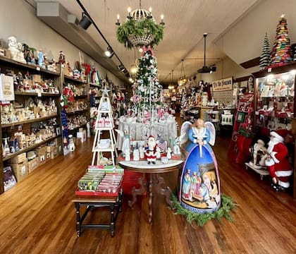 Ubicada en el centro histórico de Cartersville, así es The Christmas Shoppe (Facebook)