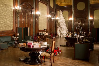 Ubicada en el cuarto piso, la Sala Eva Perón es una fiel recreación de la primera oficina de Eva Perón en el Palacio de Correos y Telecomunicaciones, a mediados de 1946; cuenta con objetos cotidianos de la época, retratos y réplicas de los juguetes que se enviaban a las niñas y niños de todo el país, así como de las millones de cartas que recibía Evita