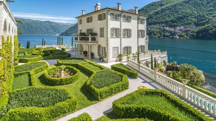 Ubicada en el pueblo de Laglio, Villa Oleandra destaca por su arquitectura clásica y sus jardines con vistas al Lago di Como