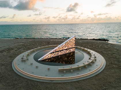Ubicada en Faena Beach, la puesta en escena es parte de la celebración por los diez años de Faena Art en Miami Beach