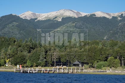 Ubicada en la Bahía de San Patricio, la casa está compuesta por cuatro módulos, con techos a dos aguas. Tiene varias galerías con livings, un gran parque, invernadero, huerta y muelle sobre el Nahuel Huapi.