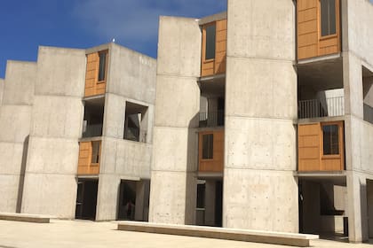 Ubicada en La Jolla, California, la obra de Louis Kahn se centra en un patio central y dos volúmenes que se miran a sí mismos y al mar Pacífico. 