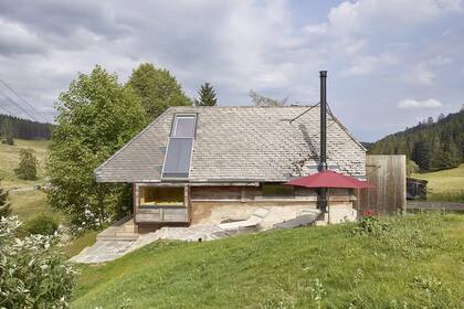 Ubicada en las inmediaciones de una casa de campo de 1659, esta pequeña casa en el pueblo de Lenzkirch, en Alemania.