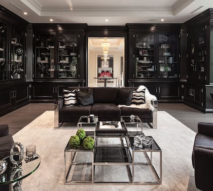 Ubicada junto al icónico Beverly Hills Hotel, esta propiedad rezuma sofisticación y diseño de vanguardia