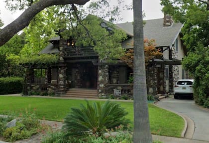 Ubicada sobre Bushnell Avenue, en South Pasadena, esta casa fue utilizada como residencia de George McFly durante las escenas ambientadas en 1955. La calle sirvió como locación para varios personajes vecinos