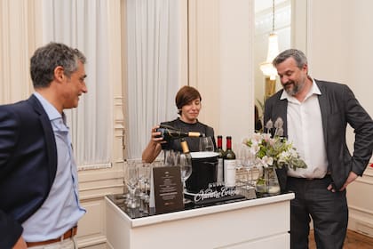 Ubicado en el primer piso, el Salón Blanco donde se llevó a cabo el cocktail de Navarro Correas se utiliza para eventos, recepciones y actividades relacionadas con la vida cultural del teatro.